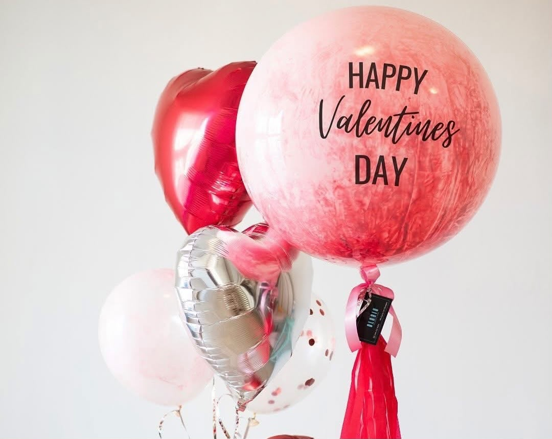 Arreglo de San Valentín con globos rosas, rojos y plateados