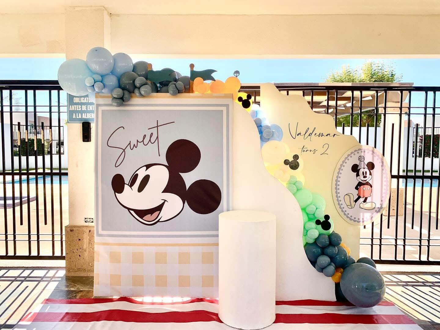 Decoración infantil con paneles personalizados, globos y pedestales