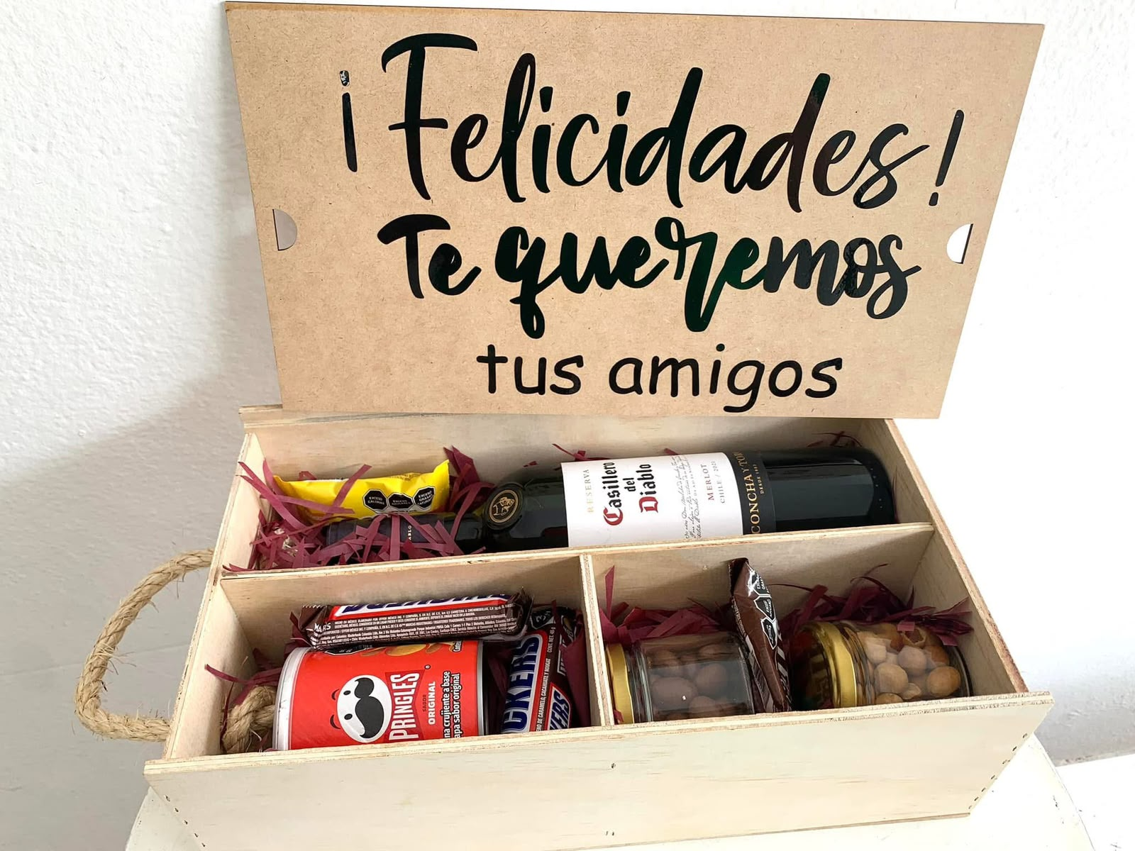 Caja de regalo personalizada con vino, botanas y mensaje de felicitación