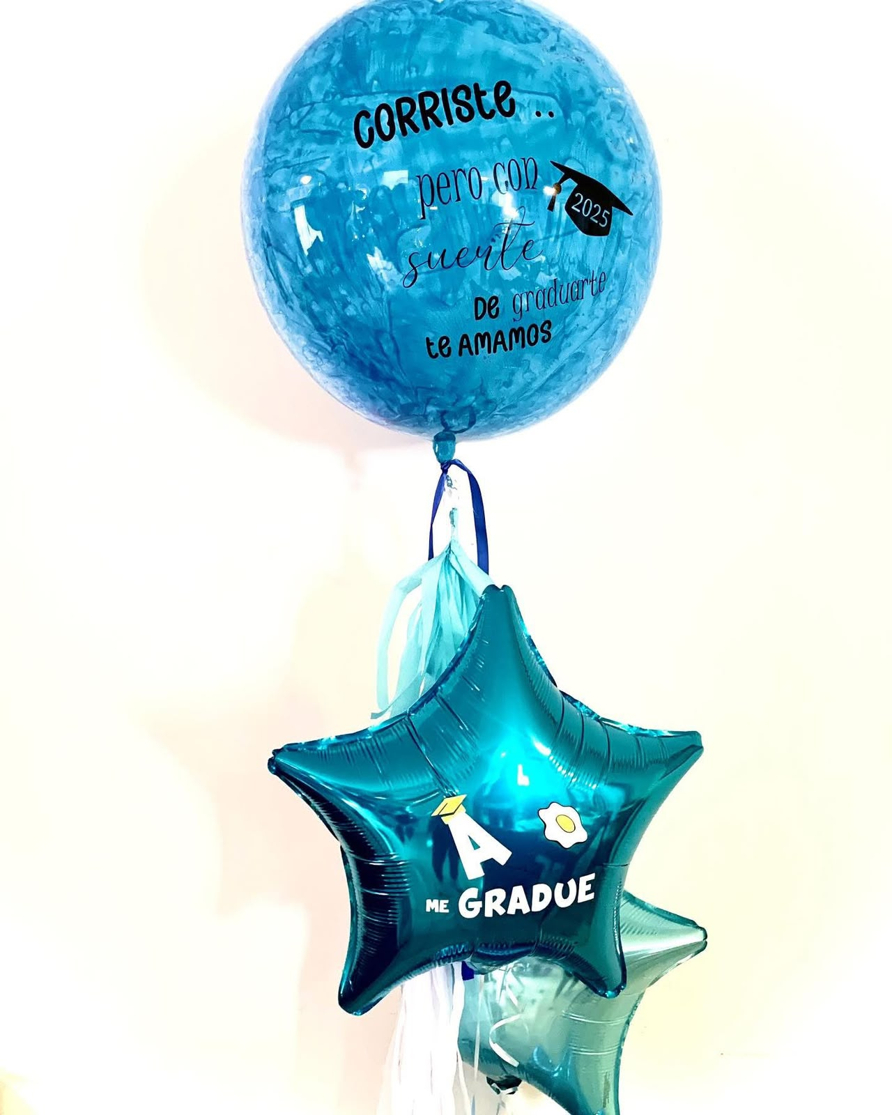 Arreglo de graduación azul con globo personalizado y estrellas metálicas