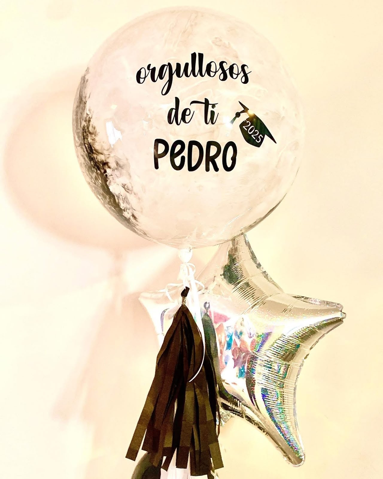 Arreglo de graduación con globo transparente personalizado para Pedro y estrella plateada