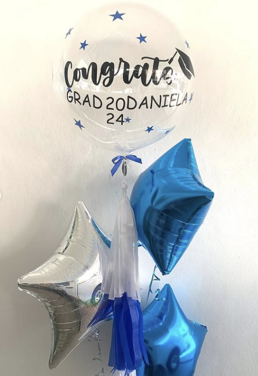 Arreglo de graduación con globos azul y plata
