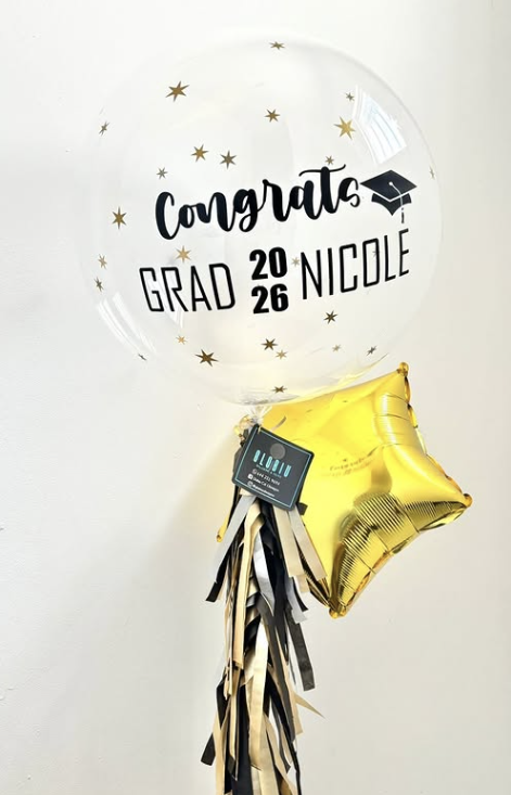Arreglo de graduación con globo transparente y estrella dorada